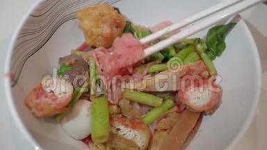 泰国传统面条Yentafo或Yen-tafo和筷子的顶级视频，这是著名的美食菜单必须尝试的旅行者或